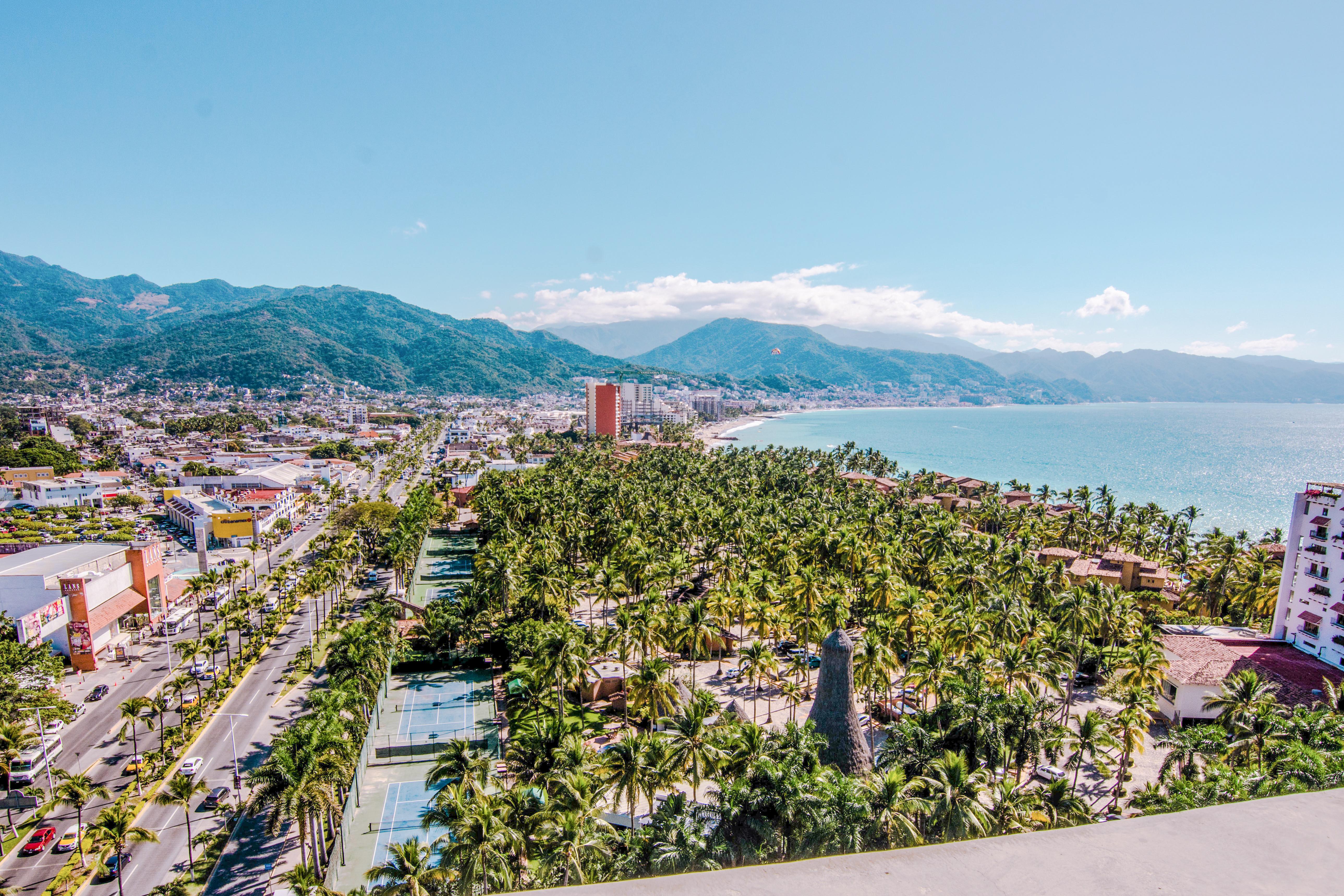 Hotel Mio Vallarta Unique & Different- Adults Only Puerto Vallarta Luaran gambar La Paz skyline